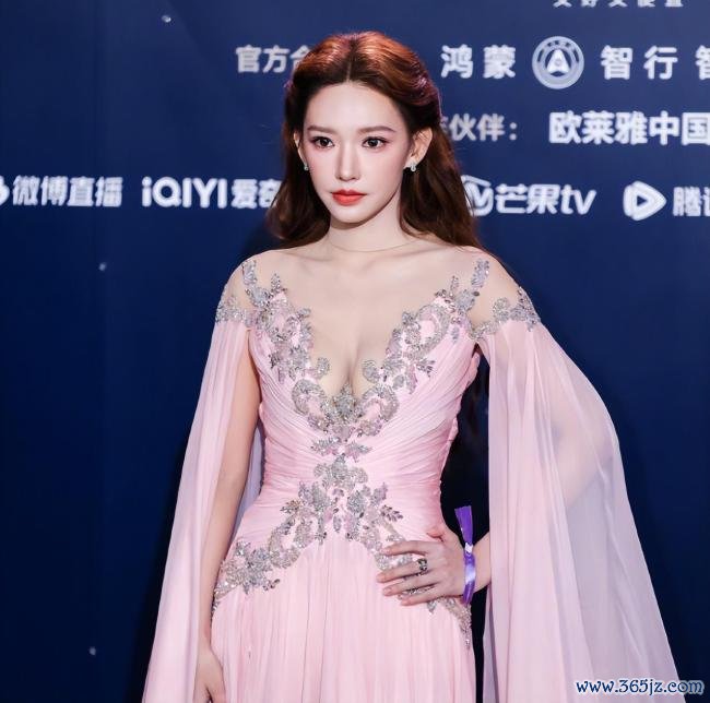 张天爱好意思神转头，一袭白裙阴寒优雅 红毯高档感拉满