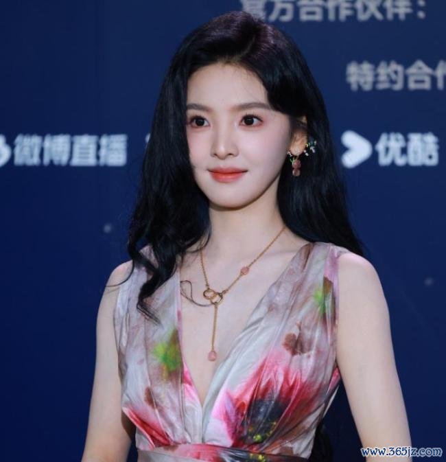 张天爱好意思神转头，一袭白裙阴寒优雅 红毯高档感拉满